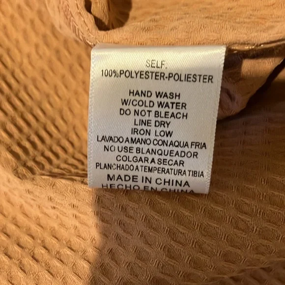 LISTICLE.  TWO PIECE SHORT SET. L/S BLOUSE AND SHORTS. SIZE MEDIUM. SALMON COLOR - Picture 10 of 11